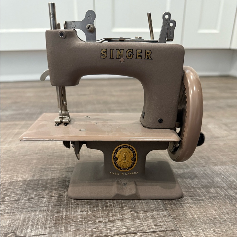 Vintage :  Singer Vintage toy sewing machine 1950 model made in Canada